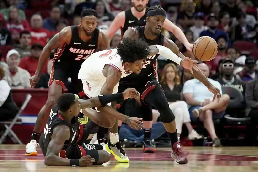 公开赛巅峰对决!嵩山独角兽队小胜塞外鲨队队,冲浪赛场再起波澜;防守强度拉满的简单介绍 公开赛巅峰对决!嵩山独角兽队小胜塞外鲨队队,冲浪赛场再起波澜;防守强度拉满的简单介绍